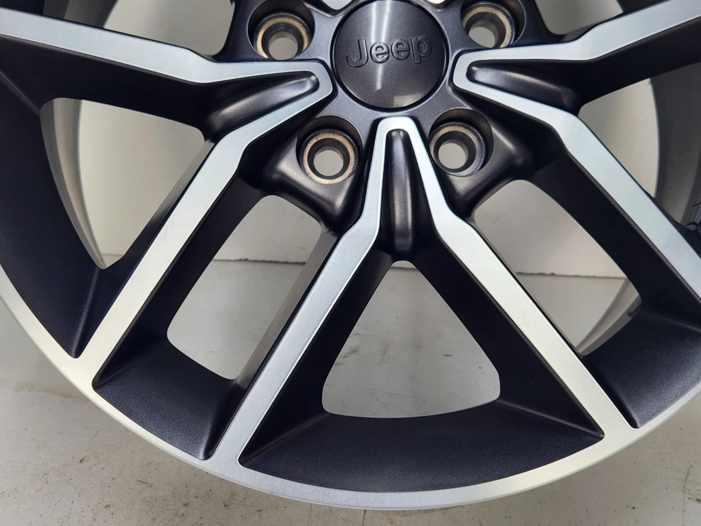 2017-2022 Jeep Grand Cherokee Wheel Rim 18x8 Aluminum Gray Painted Pockets OEM